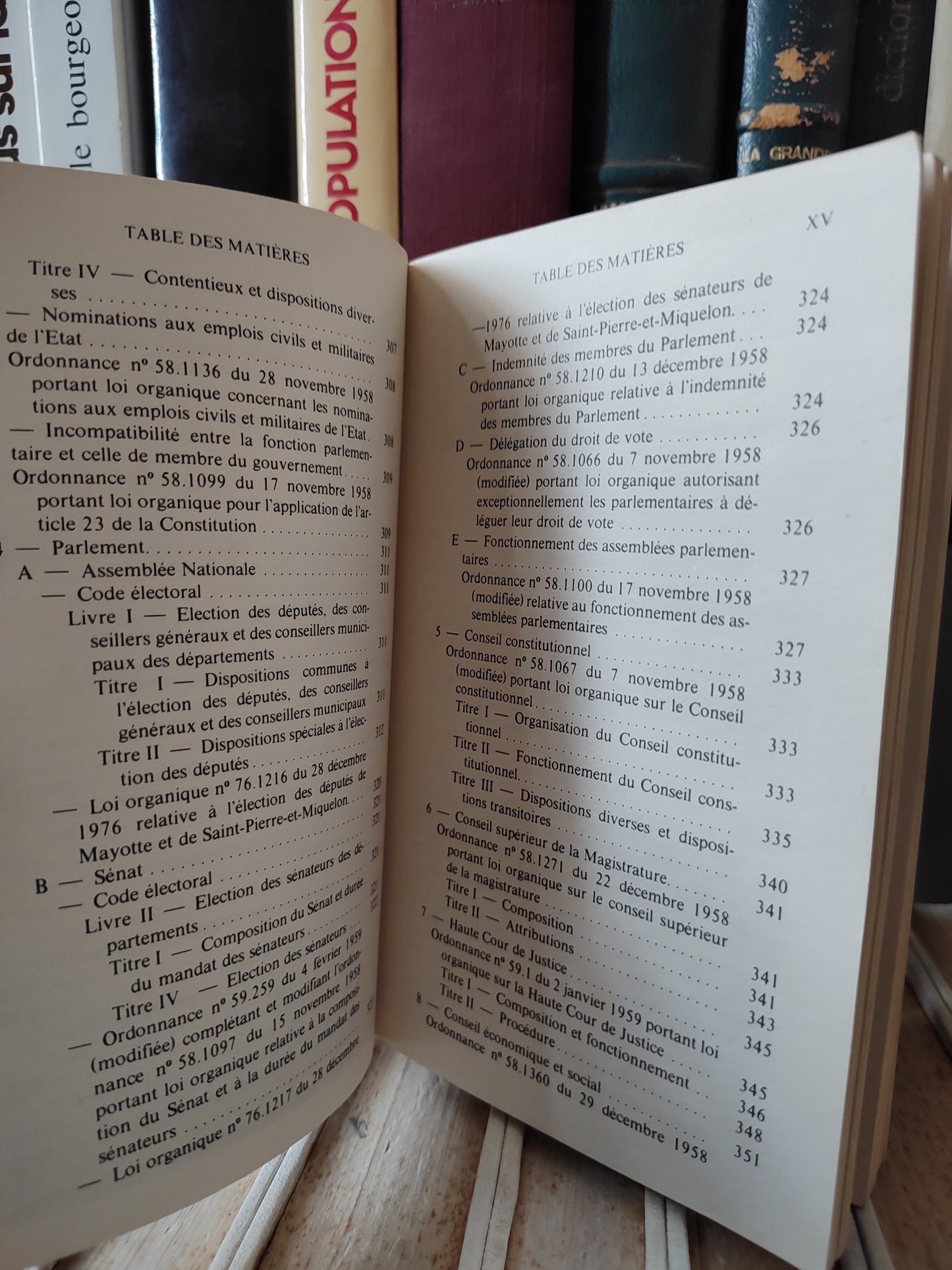 Debbasch - Les constitutions de la France