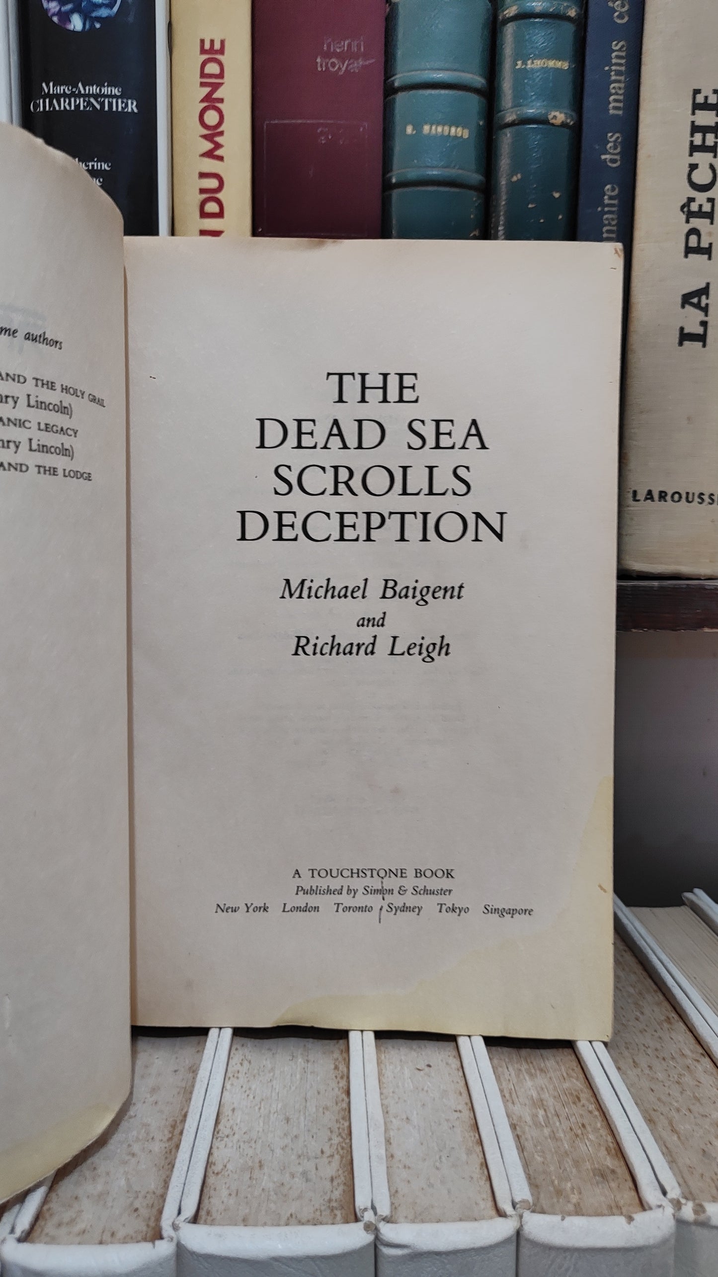 Leigh - The dead sea scrolls deception